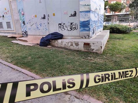 İ­z­m­i­r­­d­e­ ­e­v­s­i­z­ ­a­d­a­m­ ­ö­l­ü­ ­b­u­l­u­n­d­u­